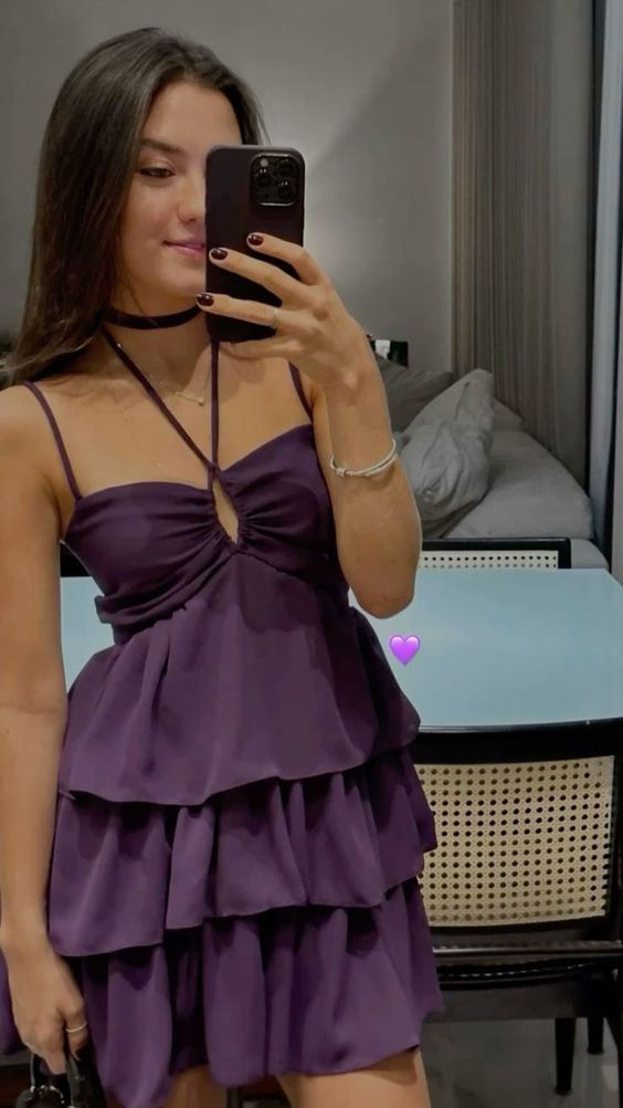 Robe de bal courte violette coupe trapèze à volants J5004