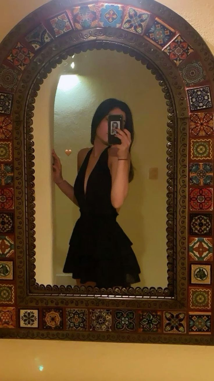 Robe de bal courte noire à col en V et coupe trapèze J5007
