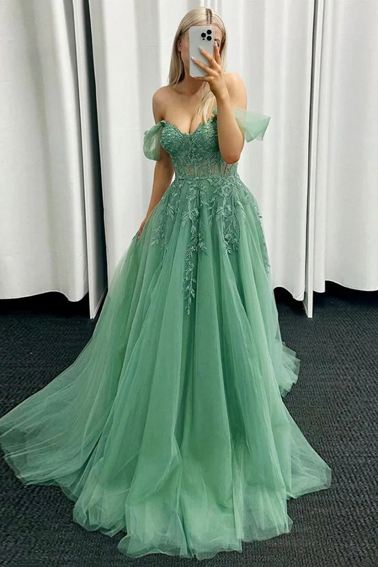 Robe de soirée en tulle vert à épaules dénudées et dentelle J5037
