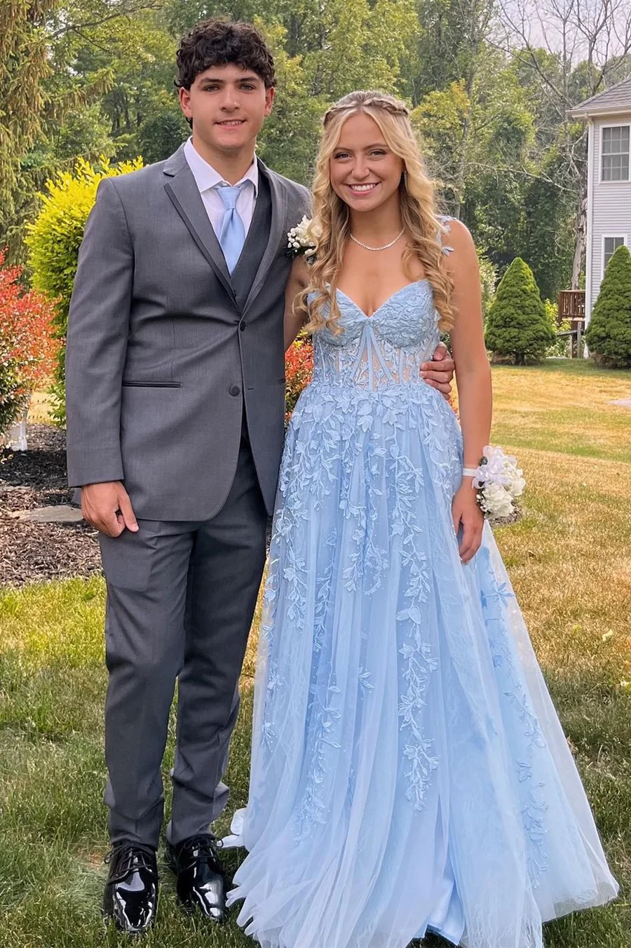 Robe de bal longue en tulle avec appliques et coupe trapèze J5118