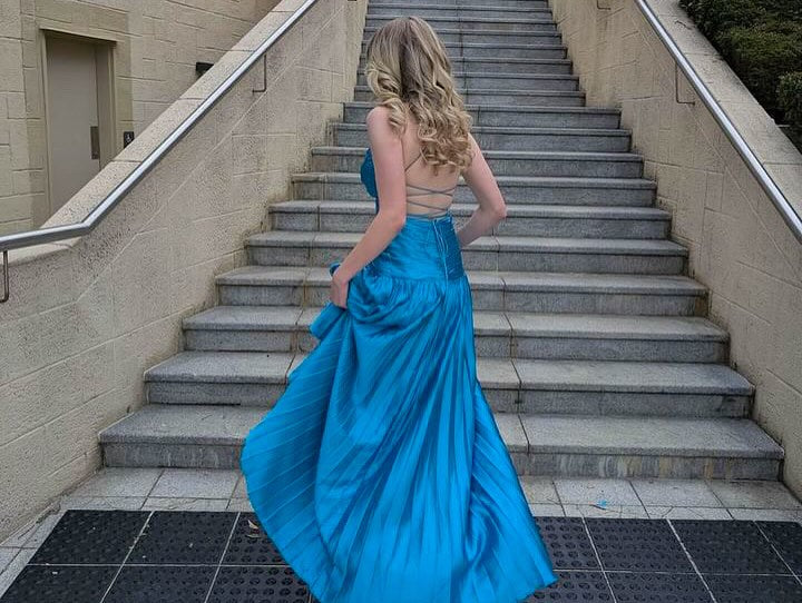 Robe de bal longue bleue à col en V et coupe trapèze J5157