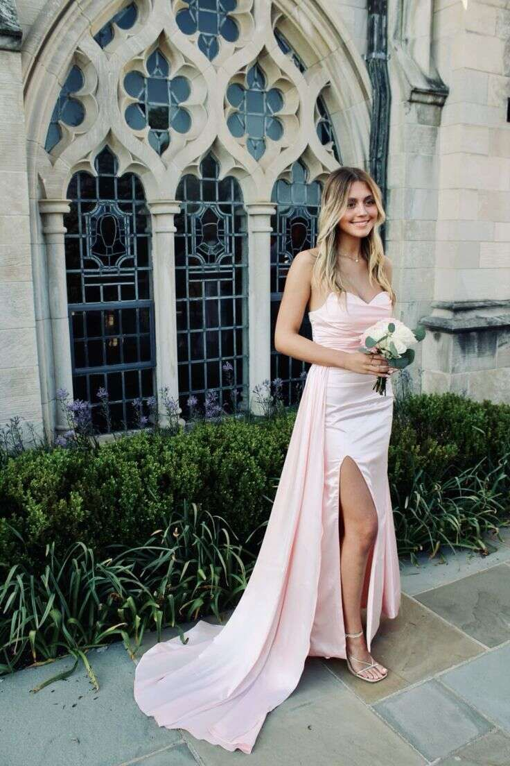 Robe de soirée longue en satin rose style sirène avec décolleté en cœur et fente J5195