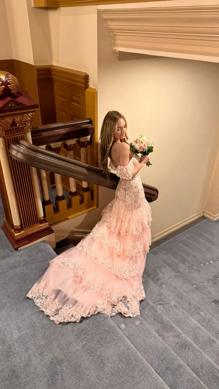 Robe de bal longue rose en dentelle à épaules dénudées et coupe trapèze J5204