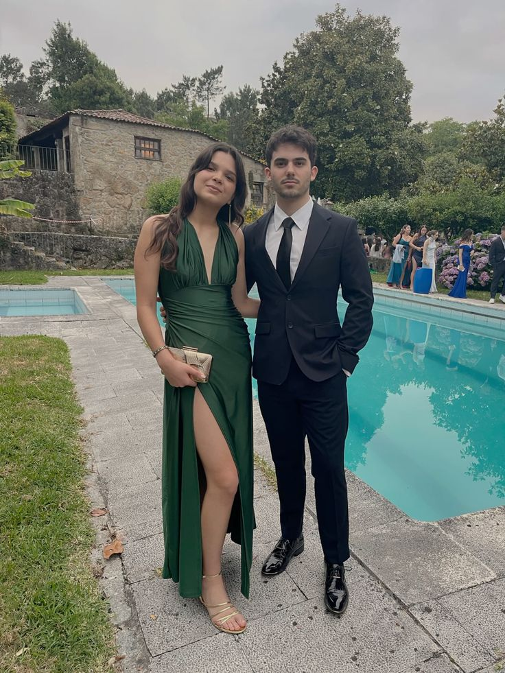 Robe de bal longue fourreau verte à col en V et fente J5209