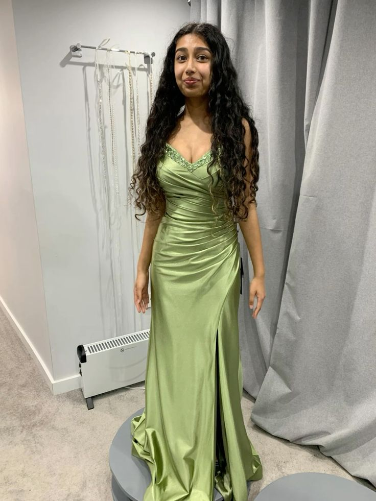 Robe de bal longue en satin vert style sirène, ornée de perles, J5211