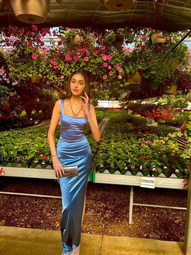 Robe de soirée longue en satin bleu avec fourreau J5222