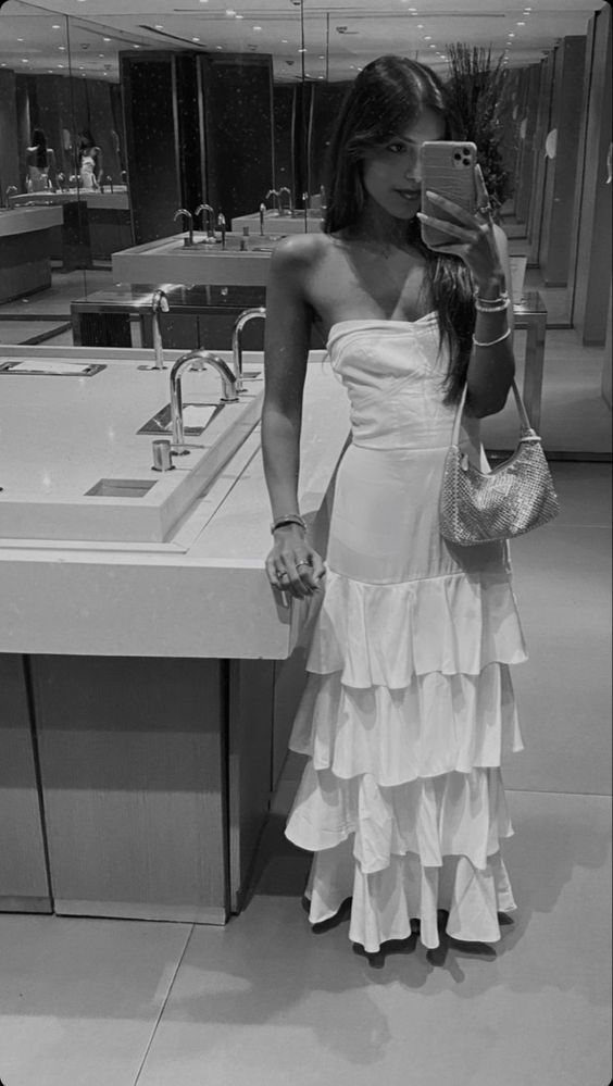 Robe de bal blanche bustier coupe trapèze à volants J5317