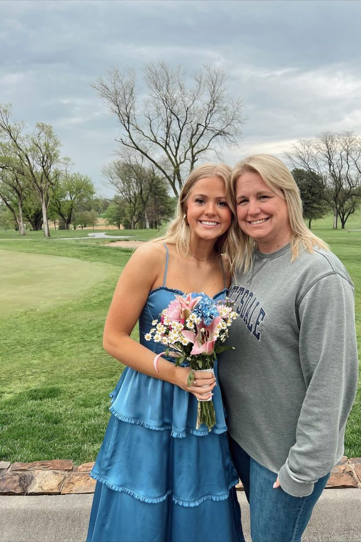 Robe de bal bleue en satin à volants, coupe trapèze, pour invitée de mariage, J5367