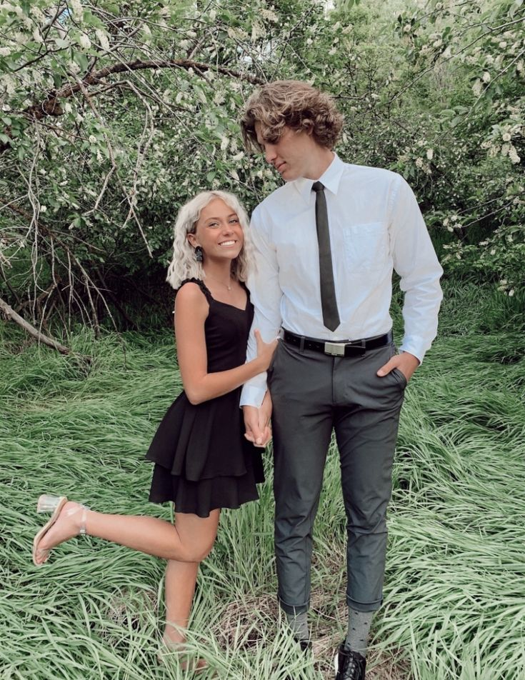Schwarzes A-Linien-Kurzballkleid mit Rüschen und Heimkehrkleid J5378