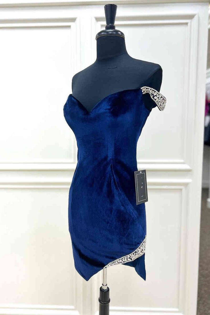 Schulterfreies, kurzes Ballkleid aus Samt für die Heimkehr J5379