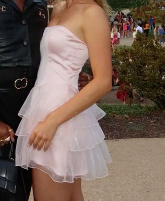 Trägerloses, kurzes Ballkleid in Hellrosa mit Homecoming-Ausschnitt J5387