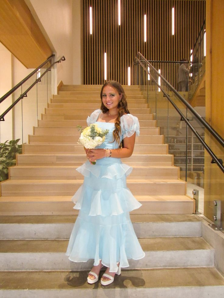 Blaues A-Linien-Abschlussballkleid mit Rüschen und langem Ärmel J5459