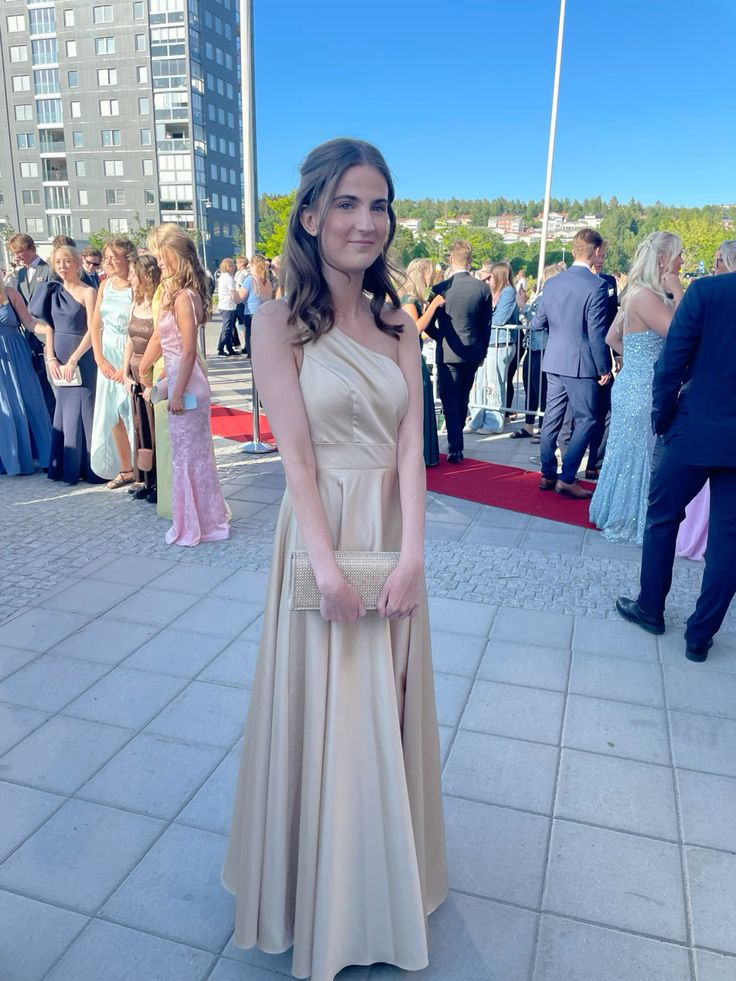 Robe de soirée longue asymétrique à une épaule et coupe trapèze J5474