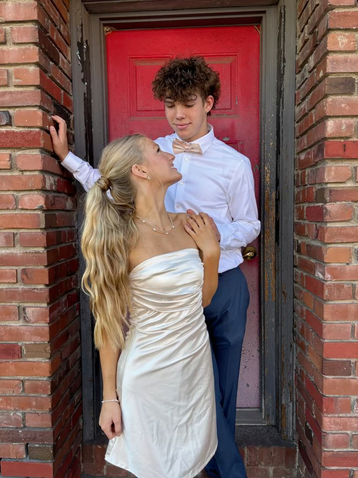 Trägerloses, kurzes Ballkleid aus elfenbeinfarbenem Satin für die Heimkehr J5487