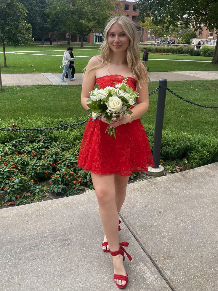 Trägerloses rotes kurzes Ballkleid aus Spitze für den Abschlussball J5512
