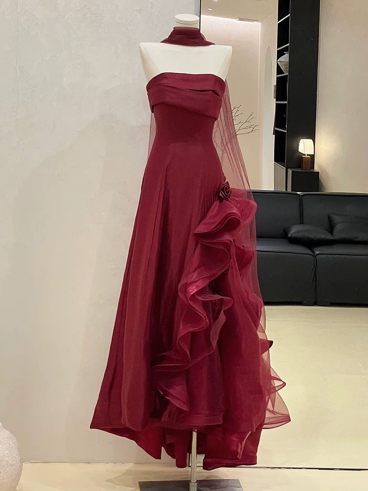 Robe de bal longue bustier bordeaux à volants, coupe trapèze, J5535