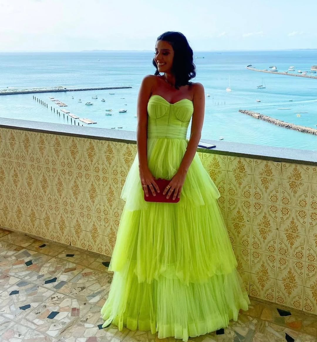 Robe de bal longue bustier coupe trapèze verte à volants J5561