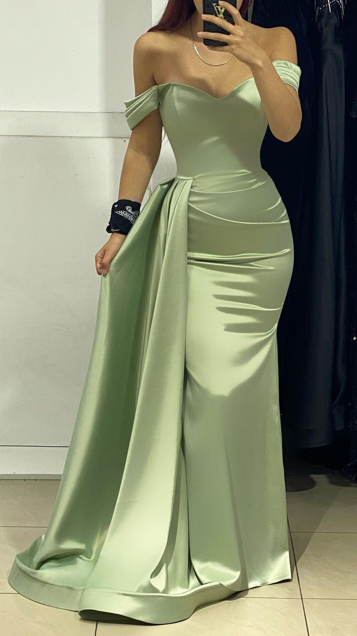 Robe de soirée longue froncée en satin vert à épaules dénudées J5625