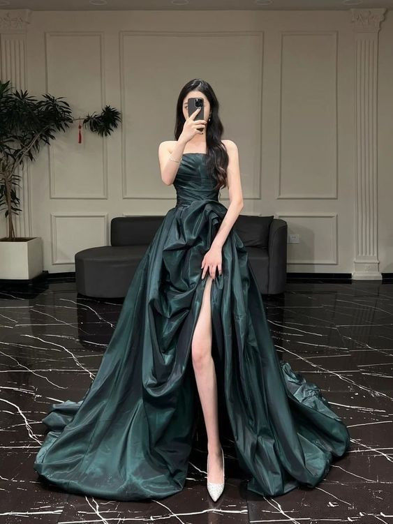 Trägerloses, dunkelgrünes, langes Abendkleid aus Satin J5667