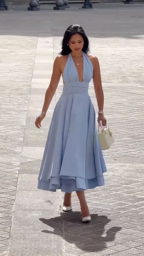 Robe de bal bleue à col licou et coupe trapèze J5714