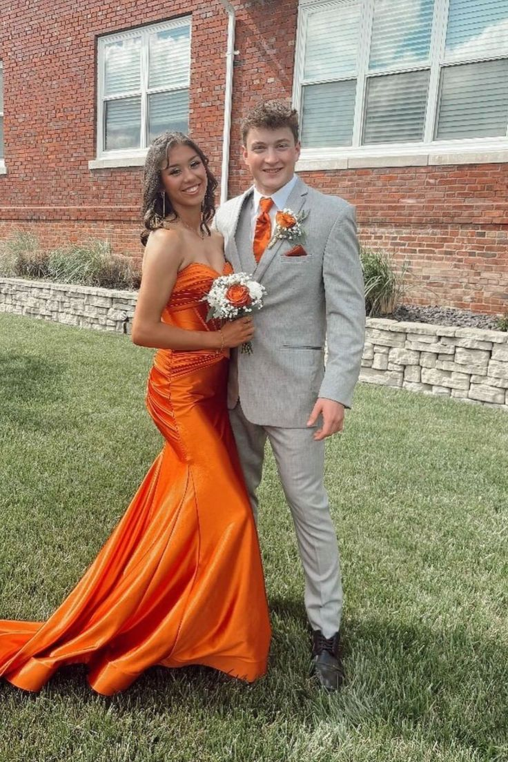 Edles trägerloses langes Meerjungfrau-Ballkleid aus Satin mit Schlüsselloch und Schlitz J5732