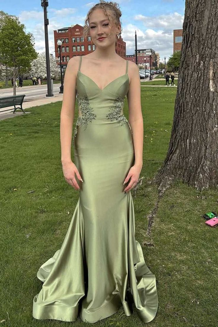 Robe de bal longue sirène à bretelles spaghetti et col en V avec appliques J5821