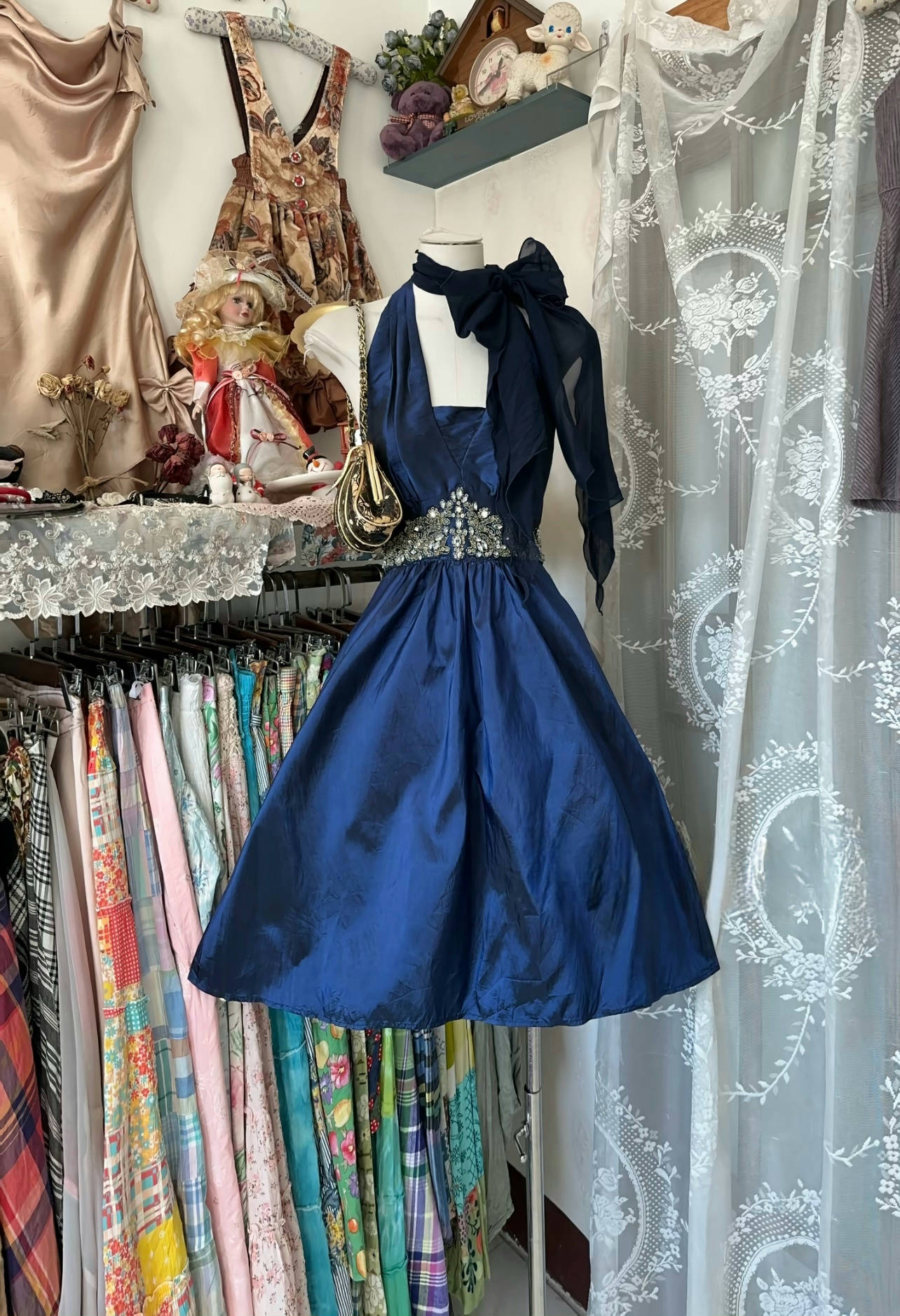 Robe courte trapèze verte bleu roi en satin avec perles J6678