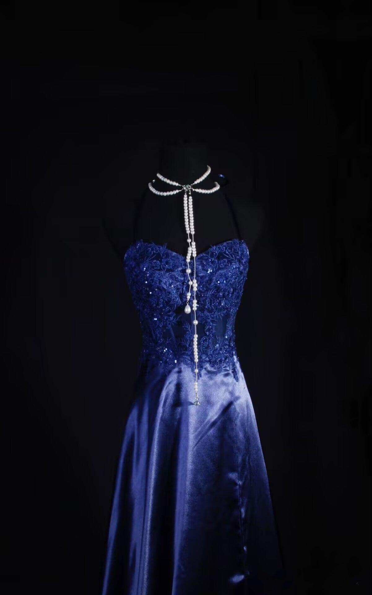 Robe de soirée longue bleu marine à col en V et appliques J8047