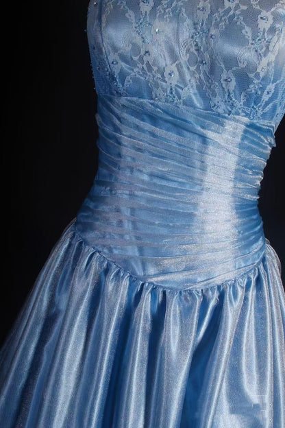 Robe de soirée longue bleue à bretelles spaghetti et coupe trapèze en dentelle J8049