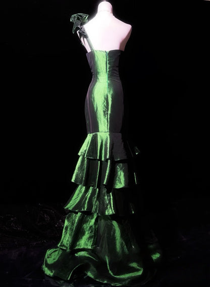 Robe de soirée longue en satin vert asymétrique à volants J7990