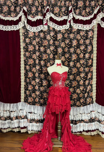 Robe de bal rouge trapèze à volants et volants J7981