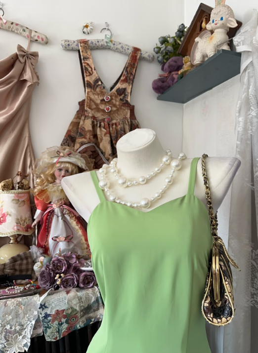 Robe fourreau verte courte en mousseline de soie J8407