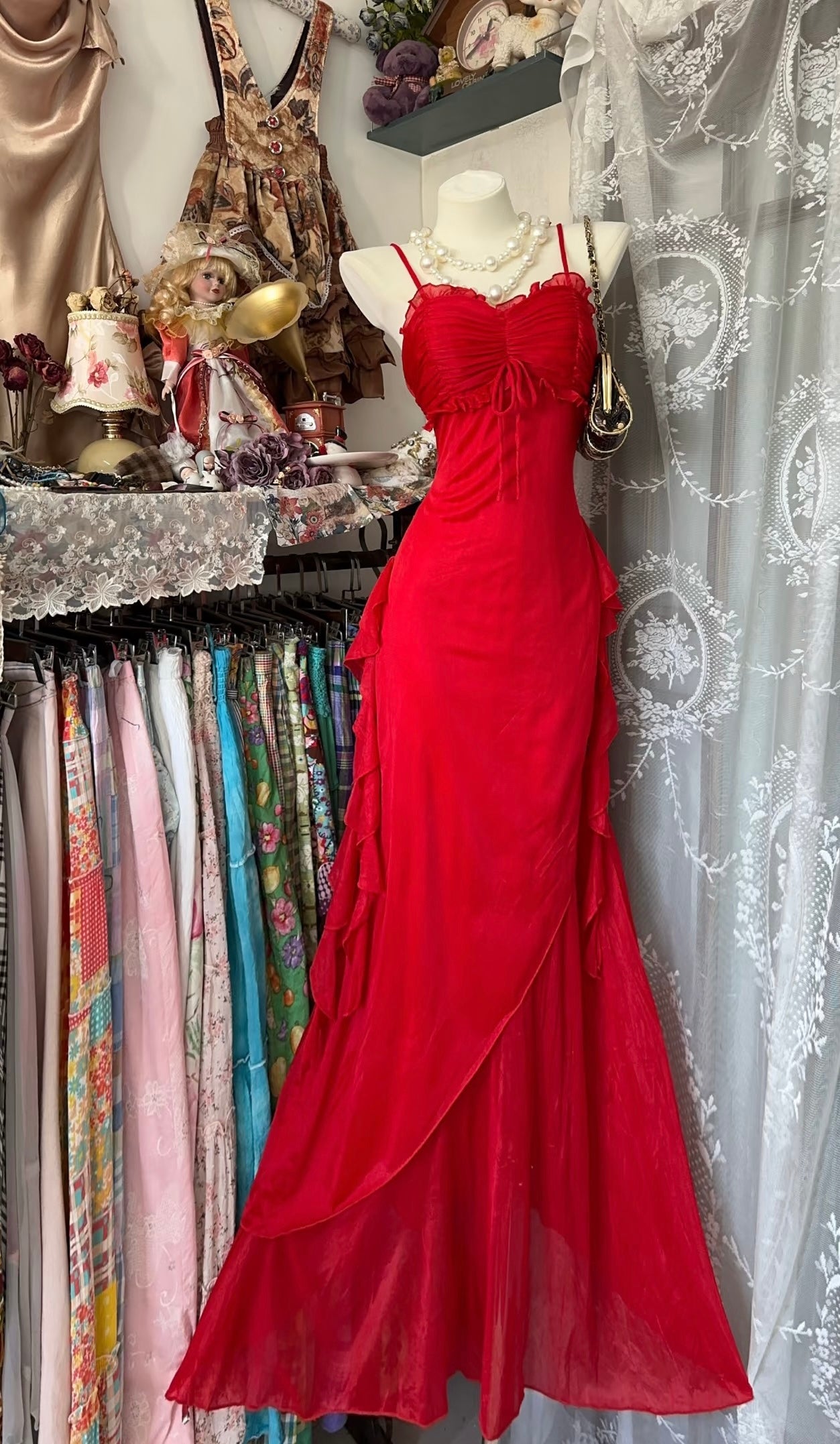 Spaghettiträger Rotes Chiffon-Ballkleid mit Rüschen Formales Partykleid J7296