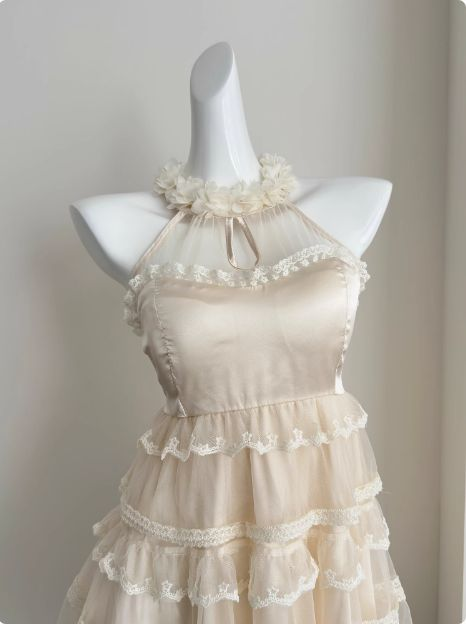 Robe de soirée en dentelle avec col licou et jupe d'anniversaire J7550