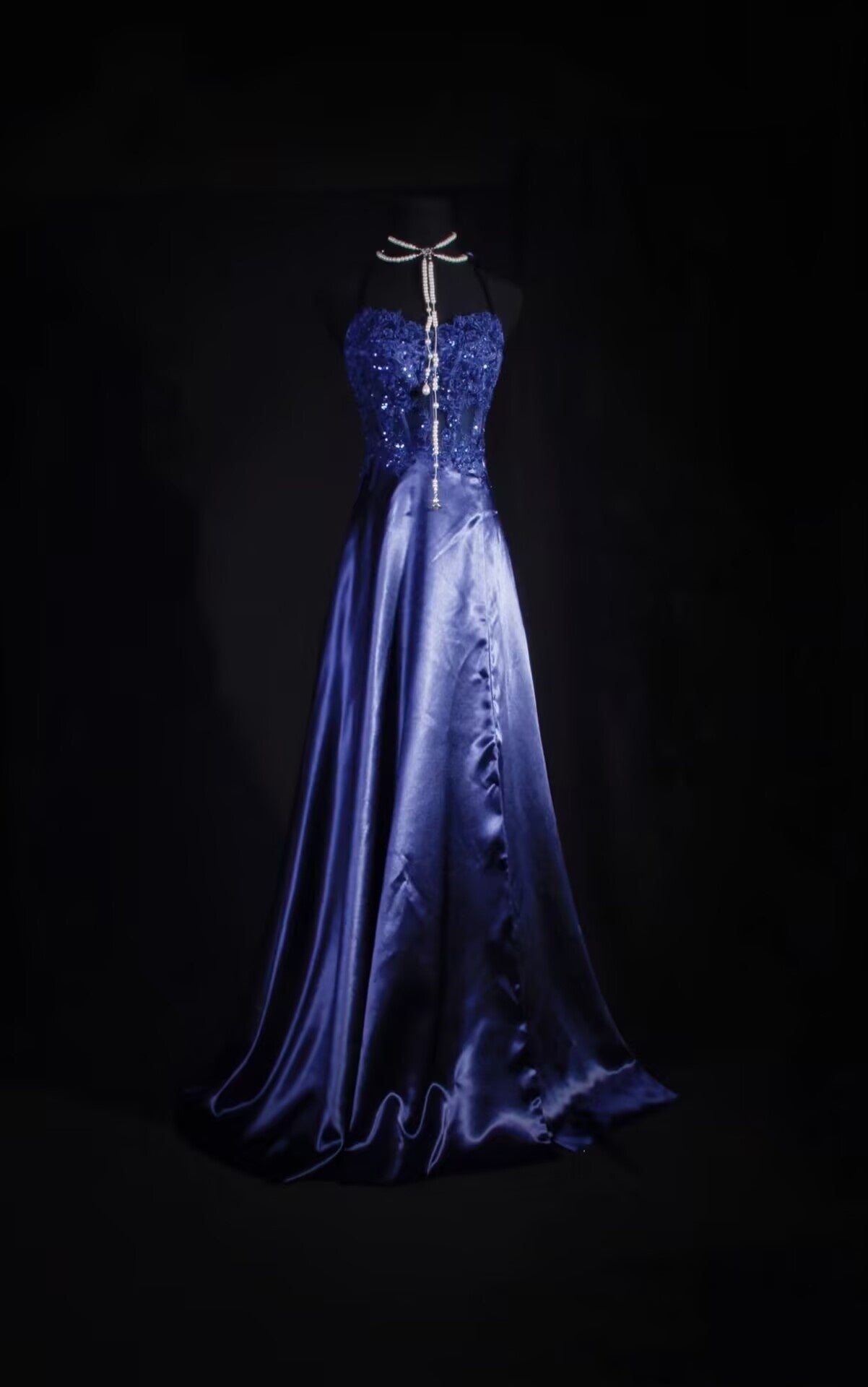 Robe de soirée longue bleu marine à col en V et appliques J8047