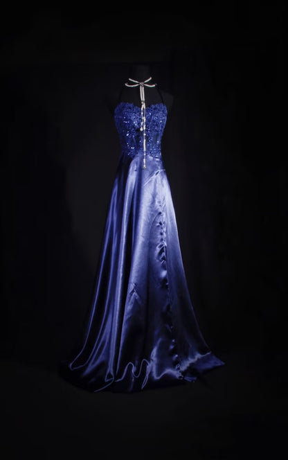 Robe de soirée longue bleu marine à col en V et appliques J8047