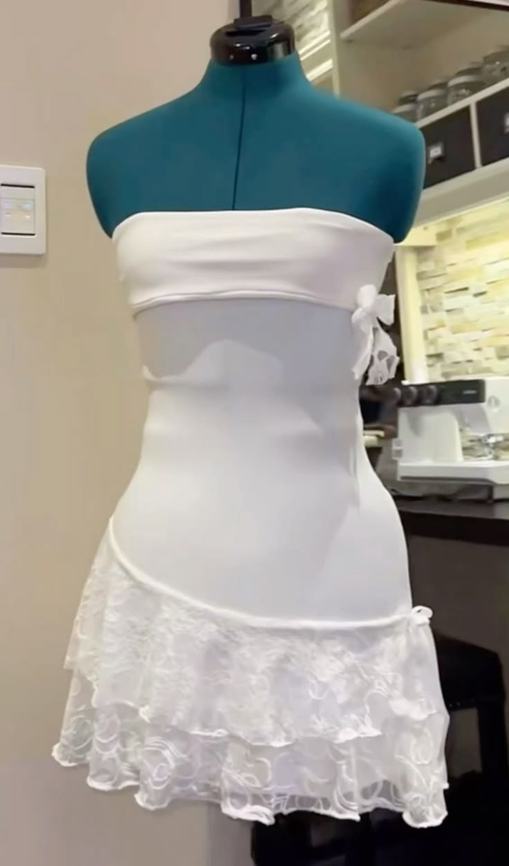 Robe courte blanche bustier en dentelle à volants, robe d'anniversaire courte J7485
