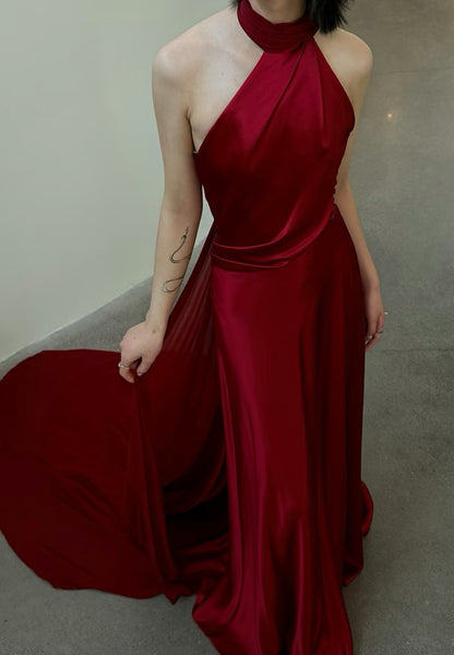 Robe de soirée sirène bordeaux en satin à col licou J7255