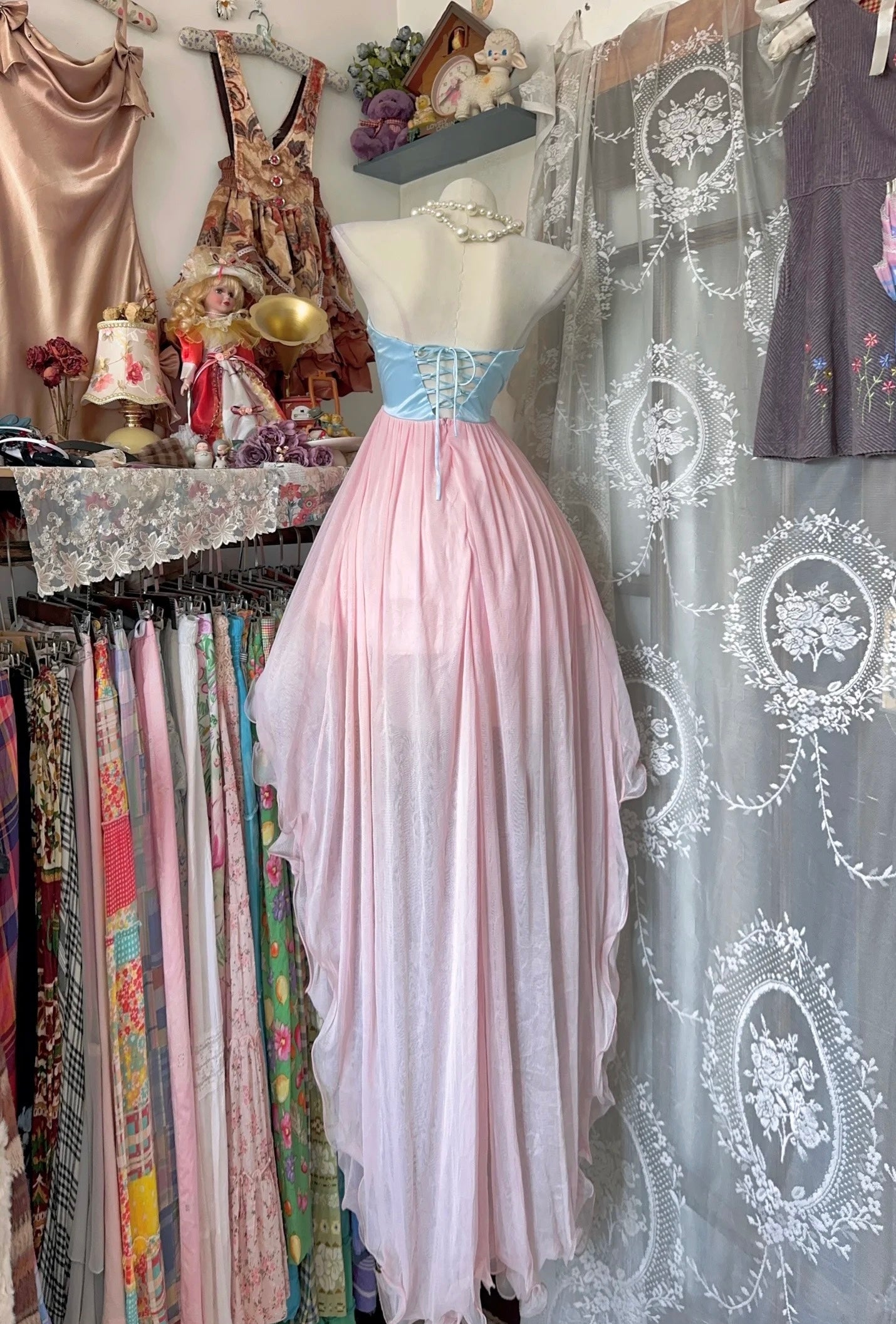 Robe de bal trapèze en mousseline de soie bleue, décolleté en cœur, J8598