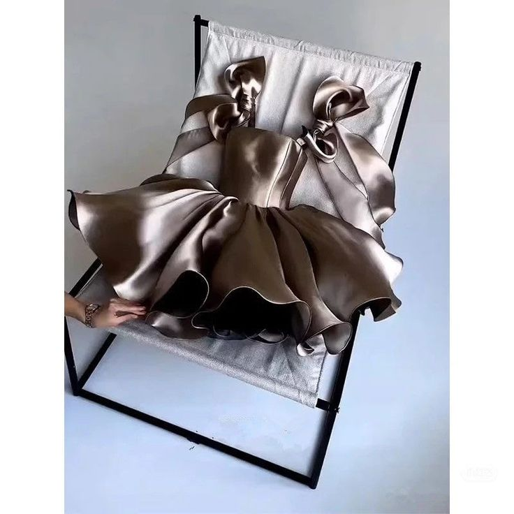 Robe d'anniversaire courte noire coupe trapèze J7552