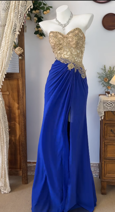 Robe de bal longue bleu roi à décolleté en cœur et fente J8402