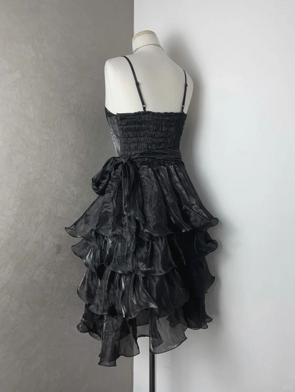 Schickes schwarzes Homecoming-Kleid mit Spaghettiträgern und Rüschen J8373