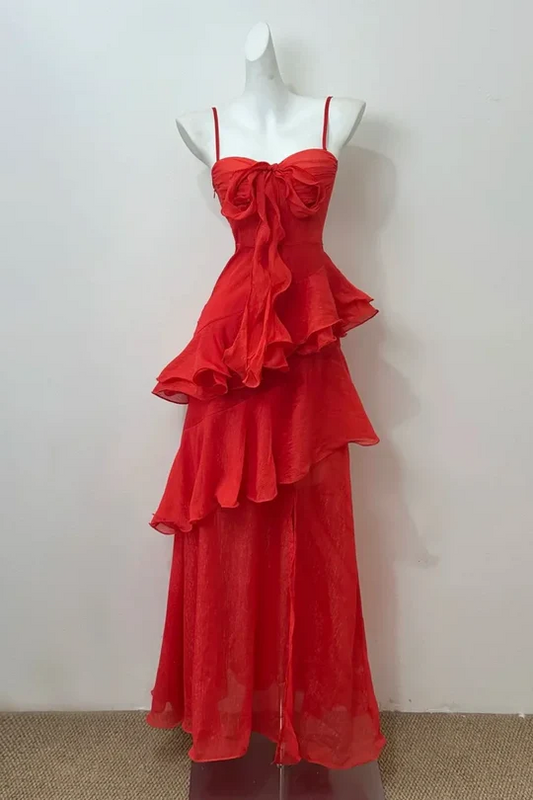 Langes Ballkleid mit Spaghettiträgern und Rüschen in Rot J8348
