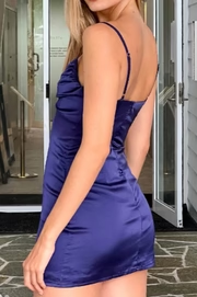 Robe de soirée moulante en satin à bretelles spaghetti et col en V J6972