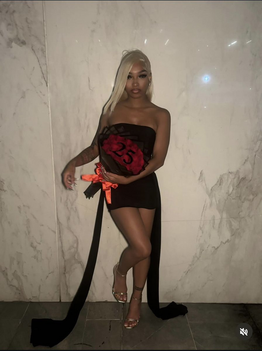 Robe fourreau noire courte sans bretelles pour anniversaire J8377