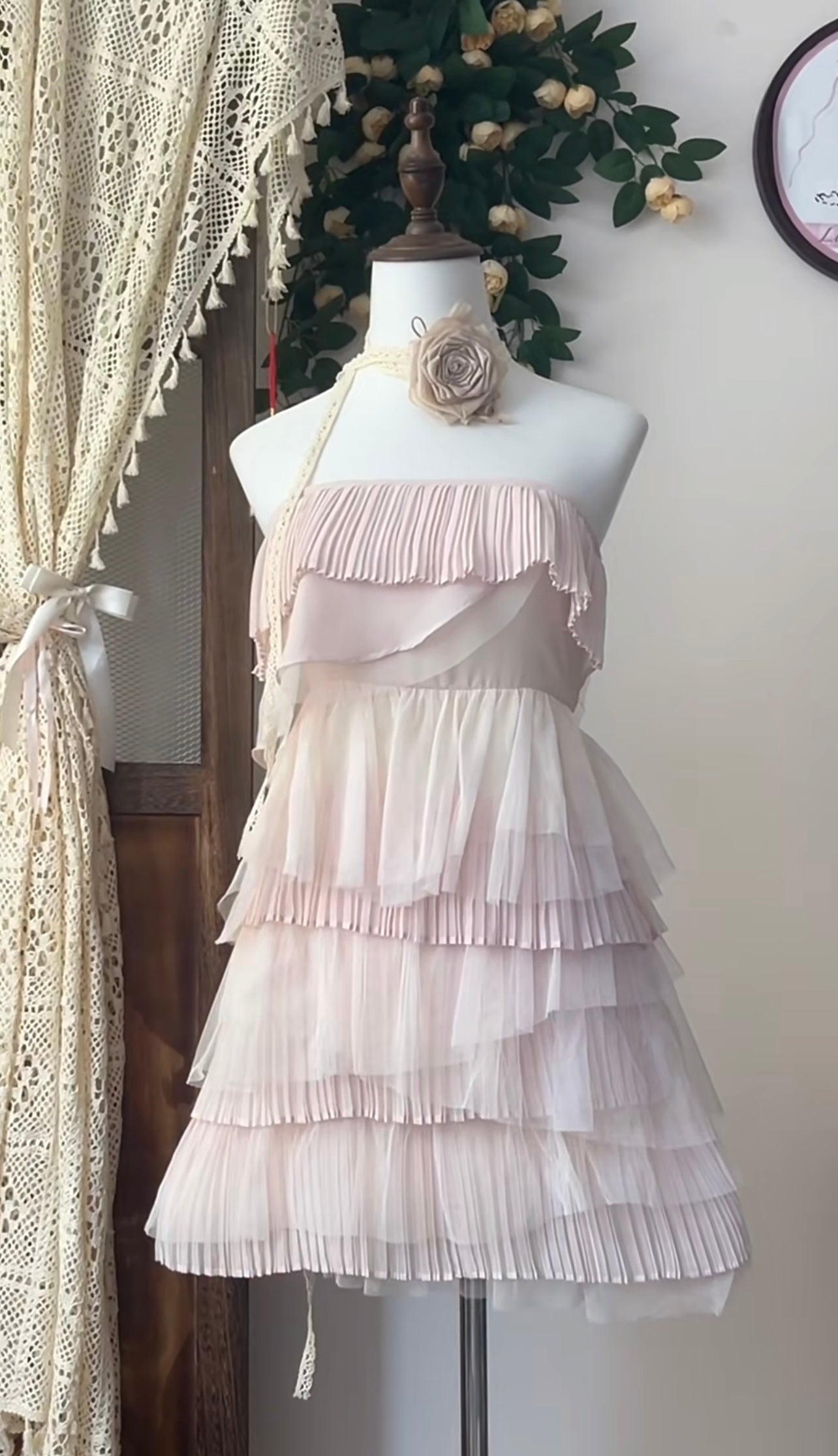 Trägerloses A-Linien-Heimkehrkleid in Rosa mit Plissee, kurzes formelles Partykleid J7061