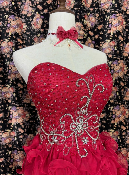 Robe de bal longue rouge à volants et perles, avec traîne, J8630
