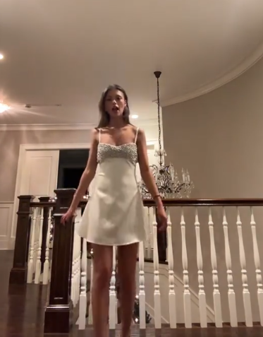 Robe de soirée courte en satin coupe trapèze avec mini-robe perlée J7687