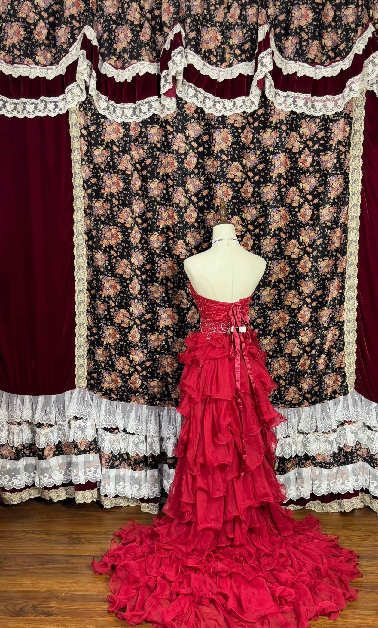 Robe de bal rouge trapèze à volants et volants J7981