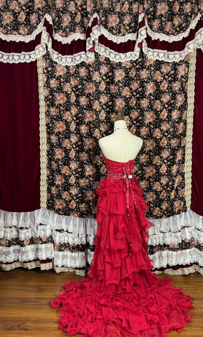 Robe de bal rouge trapèze à volants et volants J7981